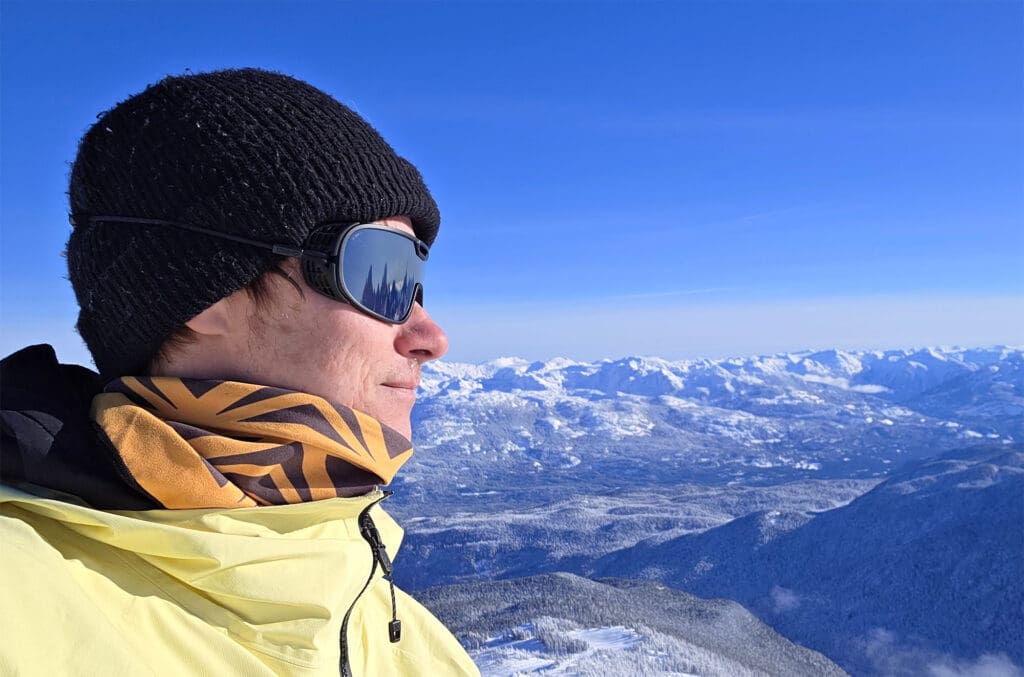 a profile view of a man on a mountain top wearing the Ombraz Refugio armless sunglasses