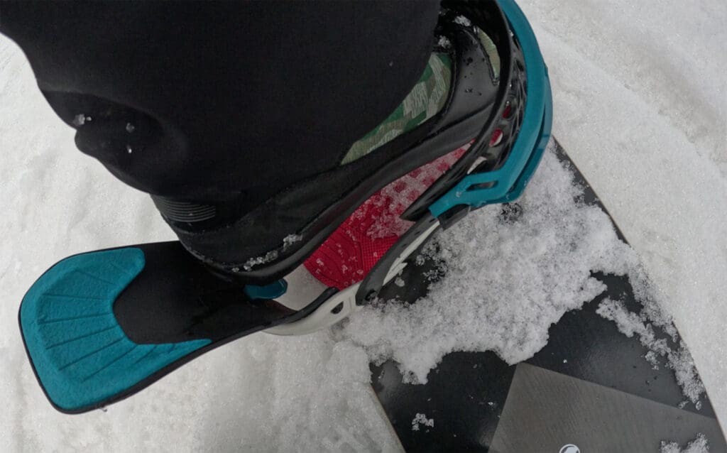 a snowboard boot going into the bindings of the thirtytwo fase setup