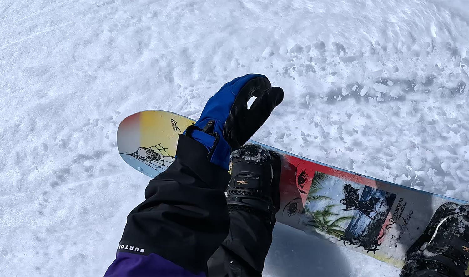 Snowboarder laying into a carved turn on the ThirtyTwo Permanent Vacation